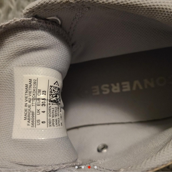 All star gray and shiny pink high top converse with gray shoe laces - Picture 3 of 4